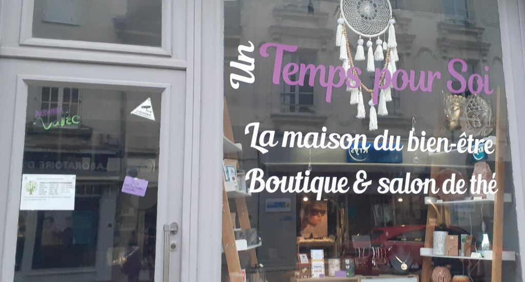 vitrine de la boutique un temps pour soi à baugé en Anjou 49